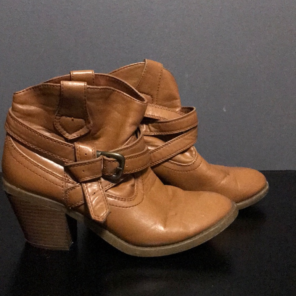 Cute brown ankle boots.